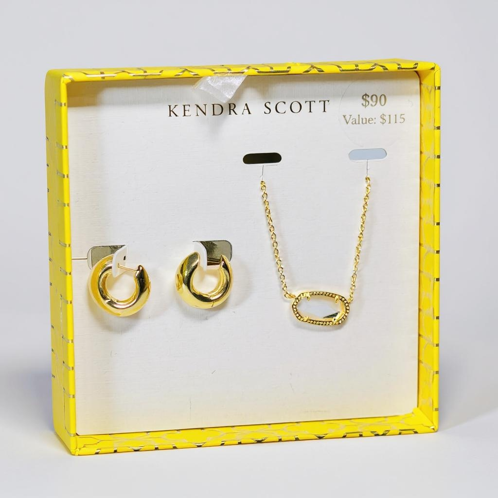 Kendra Scott

Mother-of-Pearl Pendant Necklace & Hoop Earrings Set