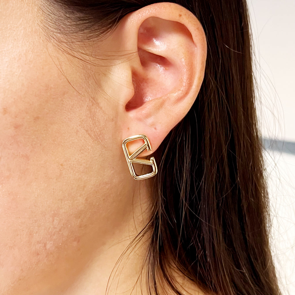 V stud Gold earrings