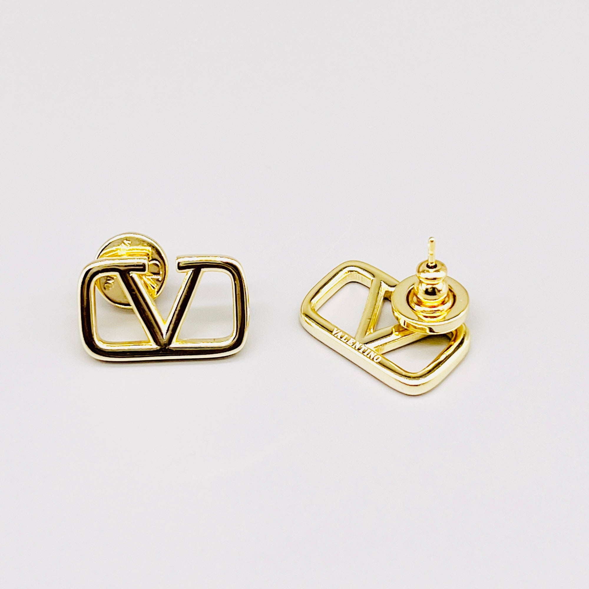 V stud Gold earrings